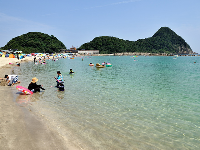 海で遊ぶ